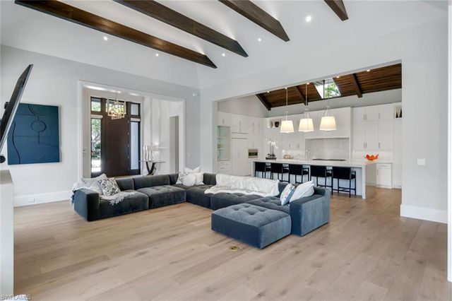 541 Whispering Pine CT, Naples, FL 34103