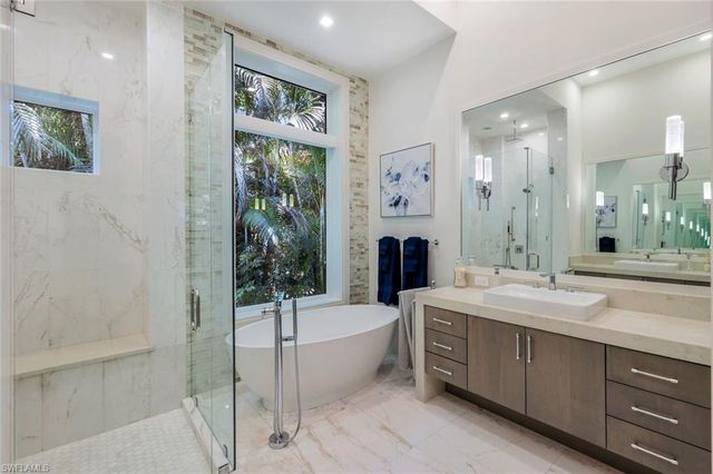 541 Whispering Pine CT, Naples, FL 34103