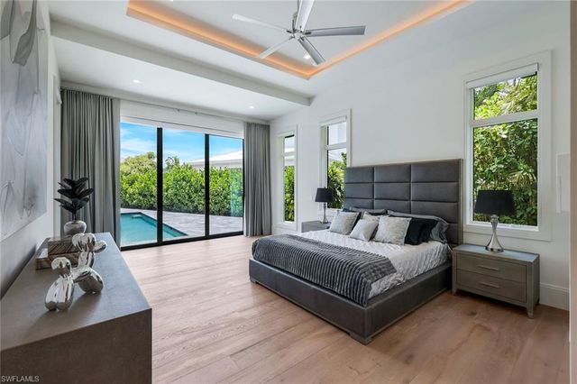 541 Whispering Pine CT, Naples, FL 34103