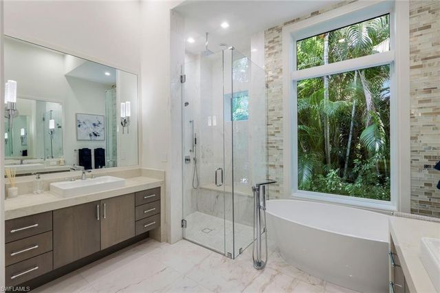 541 Whispering Pine CT, Naples, FL 34103