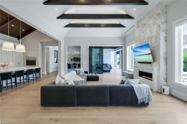 541 Whispering Pine CT, Naples, FL 34103