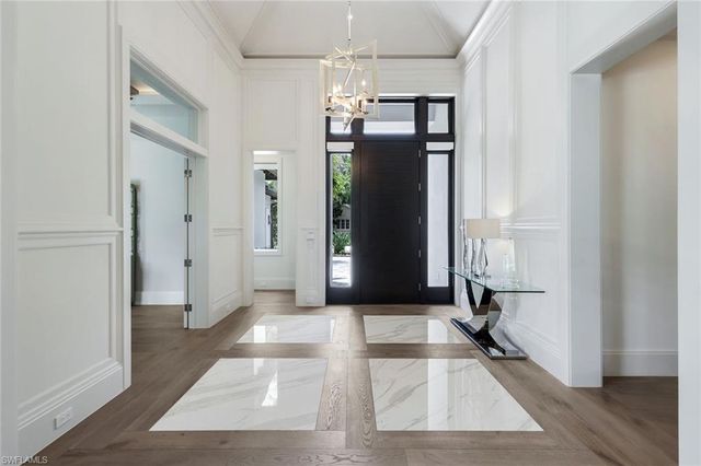 541 Whispering Pine CT, Naples, FL 34103