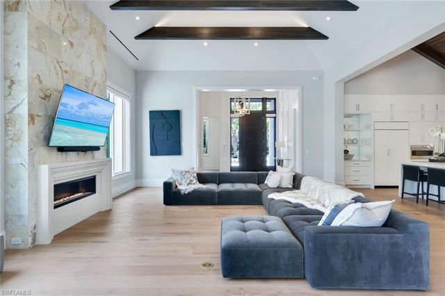 541 Whispering Pine CT, Naples, FL 34103