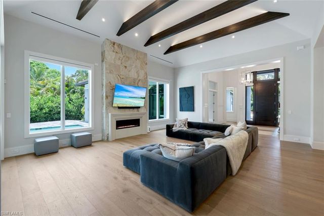 541 Whispering Pine CT, Naples, FL 34103