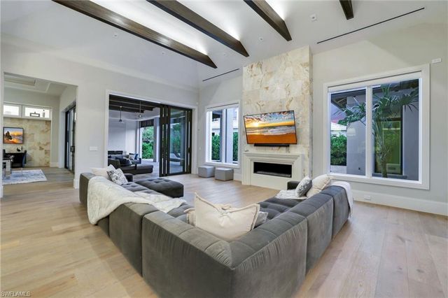 541 Whispering Pine CT, Naples, FL 34103