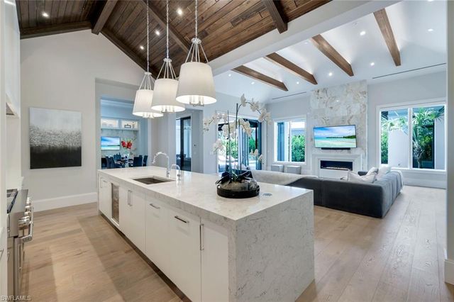 541 Whispering Pine CT, Naples, FL 34103