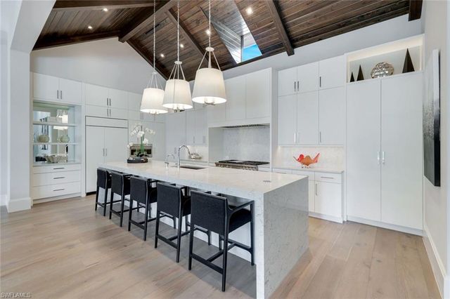 541 Whispering Pine CT, Naples, FL 34103