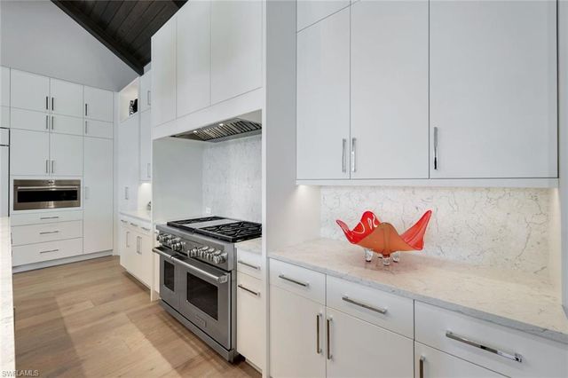 541 Whispering Pine CT, Naples, FL 34103