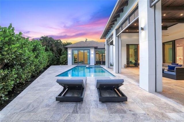 541 Whispering Pine CT, Naples, FL 34103