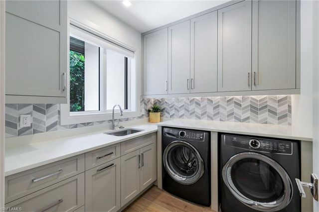 541 Whispering Pine CT, Naples, FL 34103