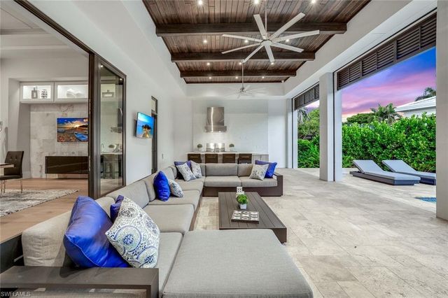 541 Whispering Pine CT, Naples, FL 34103