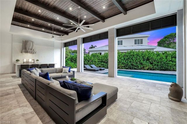 541 Whispering Pine CT, Naples, FL 34103