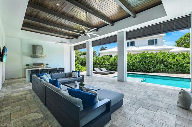 541 Whispering Pine CT, Naples, FL 34103