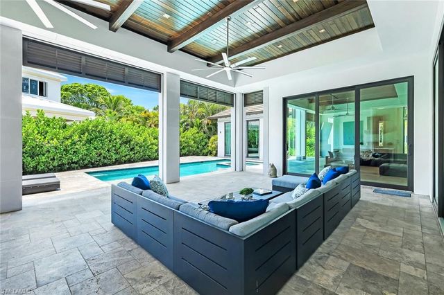 541 Whispering Pine CT, Naples, FL 34103