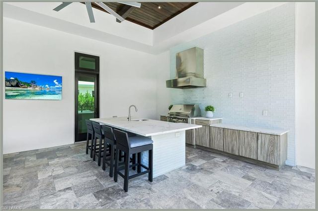 541 Whispering Pine CT, Naples, FL 34103