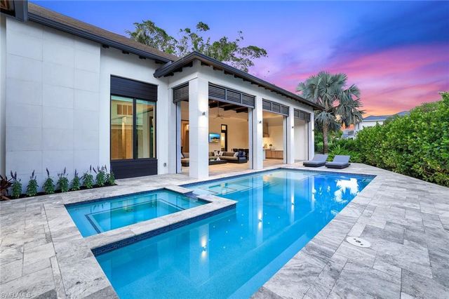 541 Whispering Pine CT, Naples, FL 34103