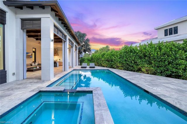 541 Whispering Pine CT, Naples, FL 34103