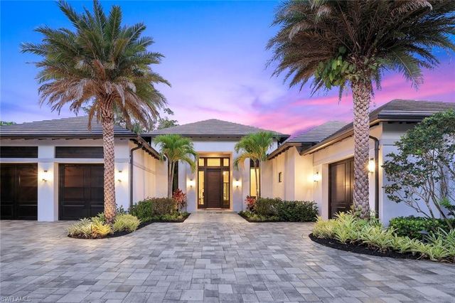 541 Whispering Pine CT, Naples, FL 34103