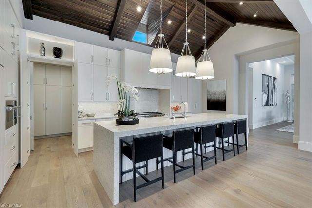 541 Whispering Pine CT, Naples, FL 34103