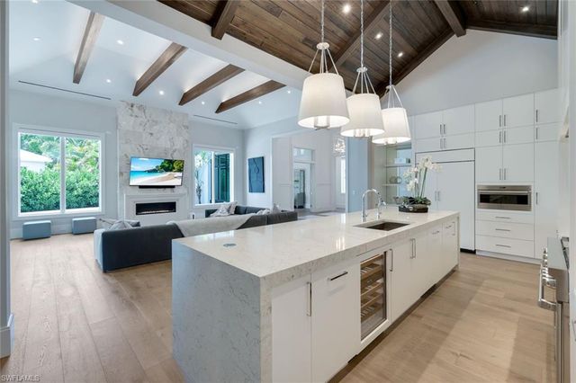 541 Whispering Pine CT, Naples, FL 34103