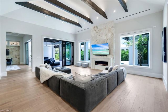 541 Whispering Pine CT, Naples, FL 34103