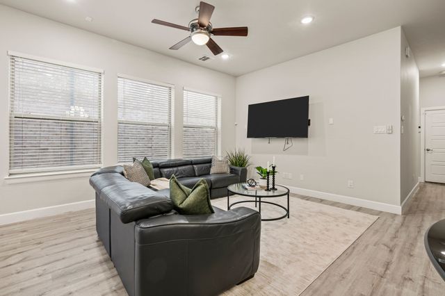 612 Courtyard Lane, Irving, TX 75039