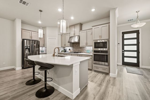 612 Courtyard Lane, Irving, TX 75039