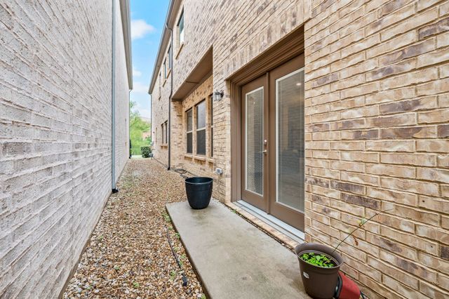 612 Courtyard Lane, Irving, TX 75039