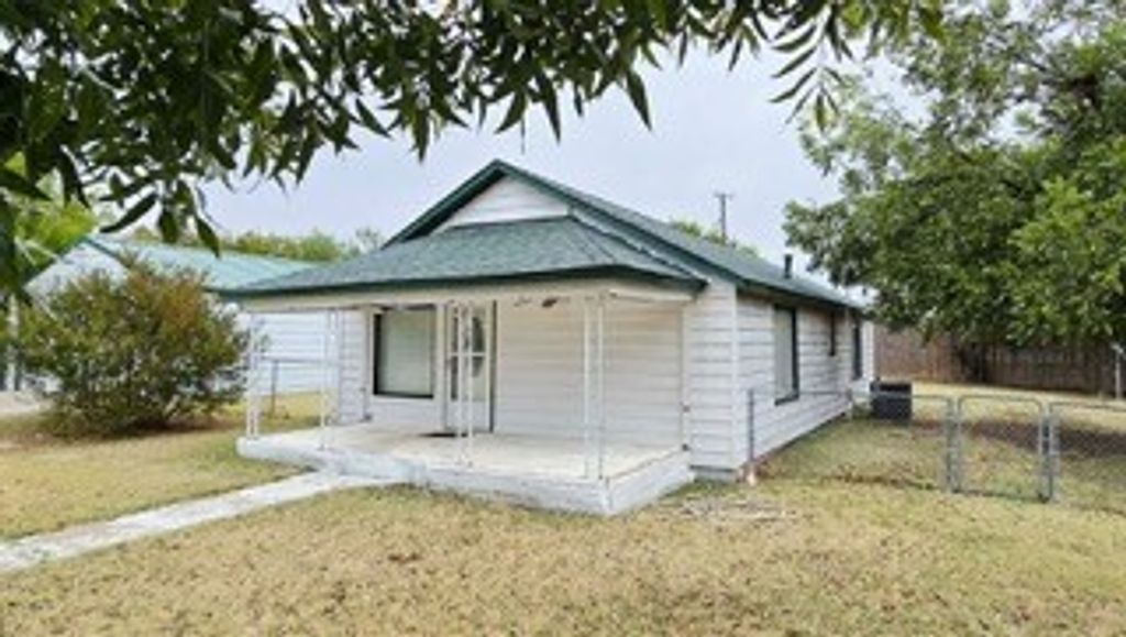 214 S Reynolds Avenue, Throckmorton, TX 76483