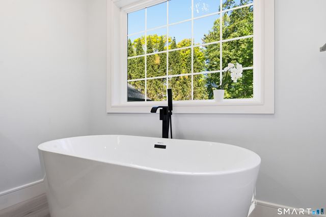 9 Bradley Lane, Newtown, CT 06482