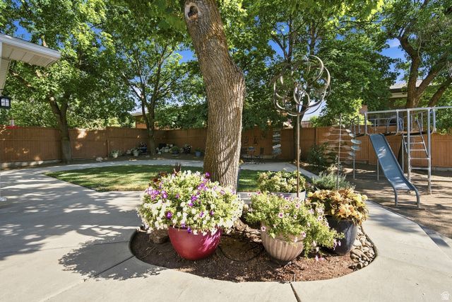 2092 E SOMERSET DR, Cottonwood Heights, UT 84121