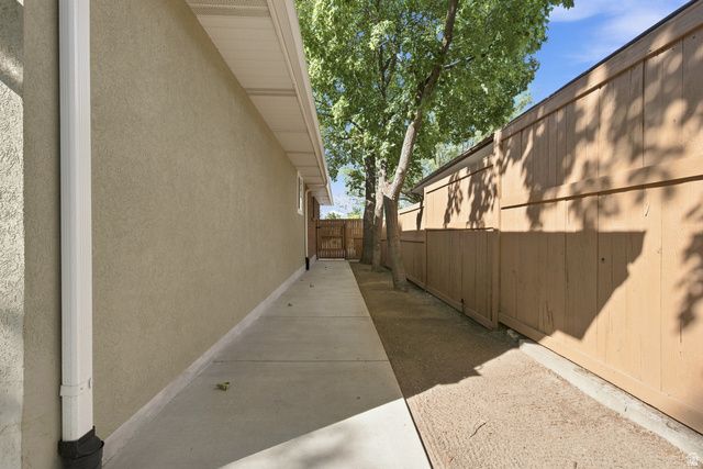 2092 E SOMERSET DR, Cottonwood Heights, UT 84121