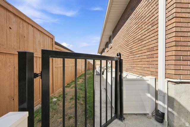 2092 E SOMERSET DR, Cottonwood Heights, UT 84121