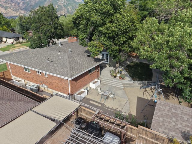 2092 E SOMERSET DR, Cottonwood Heights, UT 84121