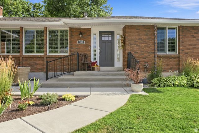 2092 E SOMERSET DR, Cottonwood Heights, UT 84121