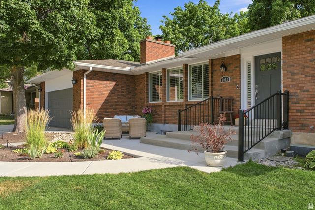 2092 E SOMERSET DR, Cottonwood Heights, UT 84121