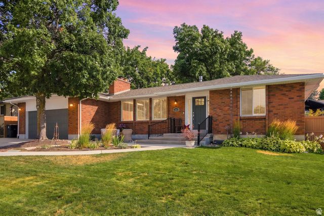 2092 E SOMERSET DR, Cottonwood Heights, UT 84121