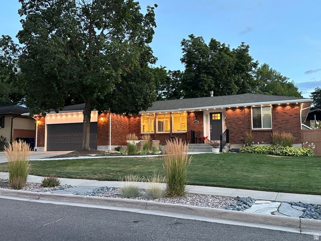 2092 E SOMERSET DR, Cottonwood Heights, UT 84121