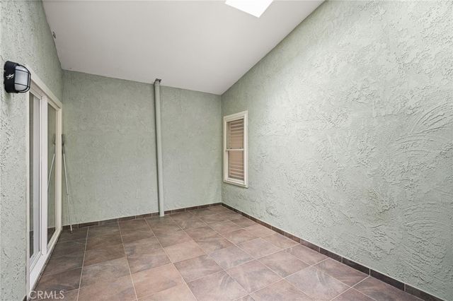7 Atlanta, Irvine, CA 92620
