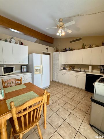 241 CIRCLE Drive, Galesburg, IL 61401