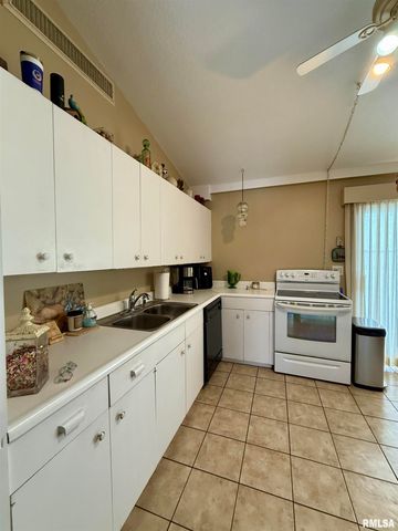 241 CIRCLE Drive, Galesburg, IL 61401