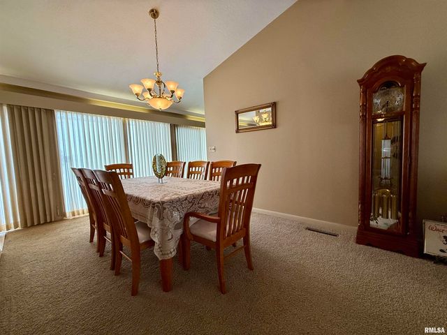 241 CIRCLE Drive, Galesburg, IL 61401