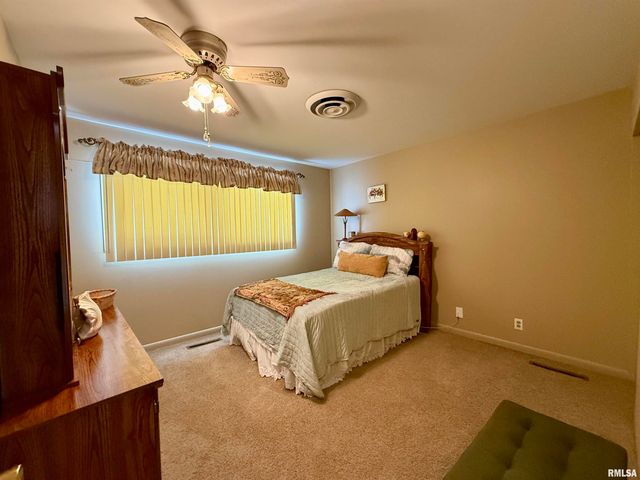 241 CIRCLE Drive, Galesburg, IL 61401