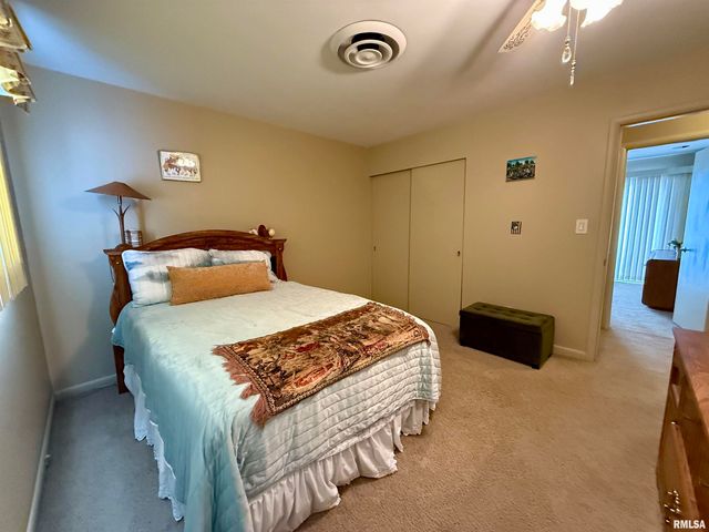 241 CIRCLE Drive, Galesburg, IL 61401