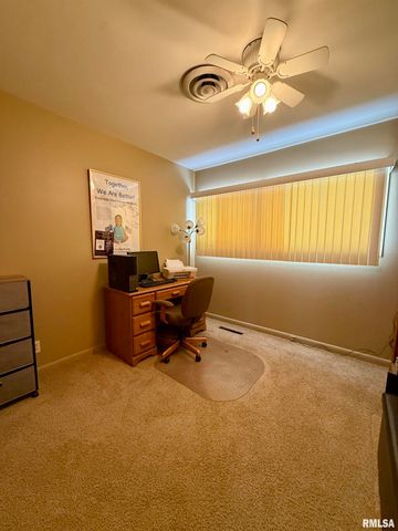 241 CIRCLE Drive, Galesburg, IL 61401