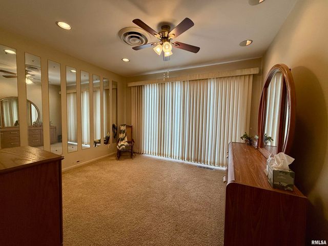 241 CIRCLE Drive, Galesburg, IL 61401