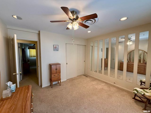 241 CIRCLE Drive, Galesburg, IL 61401