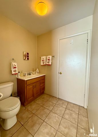 241 CIRCLE Drive, Galesburg, IL 61401