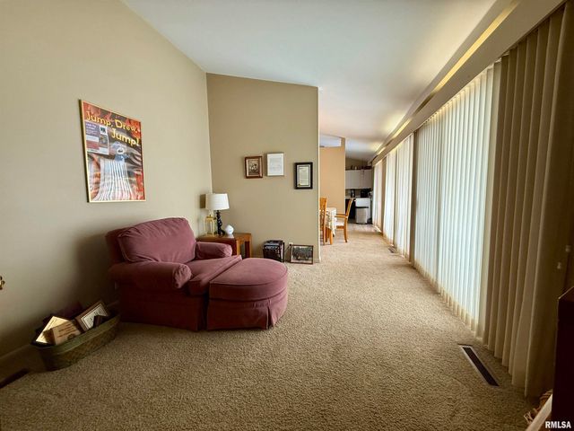 241 CIRCLE Drive, Galesburg, IL 61401