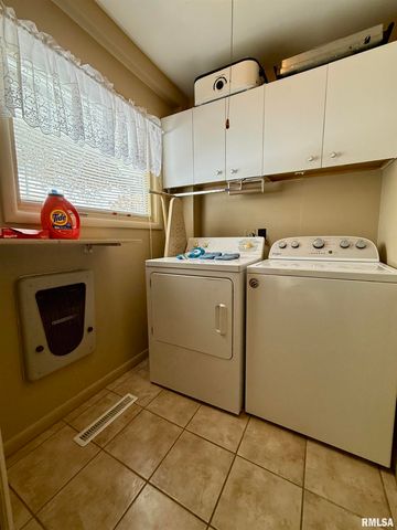 241 CIRCLE Drive, Galesburg, IL 61401